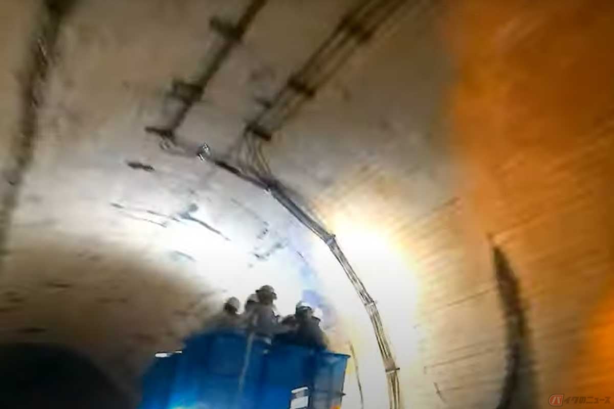 ねこライダーさんがYoutubeに公表した、事故後2日経った「助人トンネル」の様子。高所作業を行なっている様子がわかる(※奈良県は点検についてノーコメント)