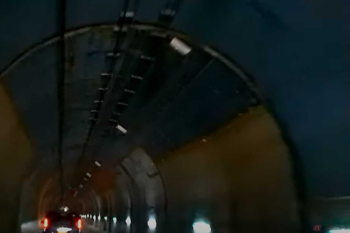 ねこライダーさんがYoutubeに公表した、事故後2日経った「助人トンネル」の様子。トンネル内の照明が天井から側壁へと仮設されている。電源は天井から側壁に取り回したケーブルから供給されている