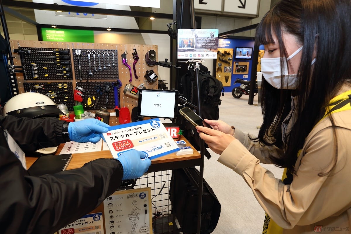 手を伸ばせばスッと貰えるノベルティから、抽選やアプリ登録、SNSに写真投稿すればいただけるノベルティもある