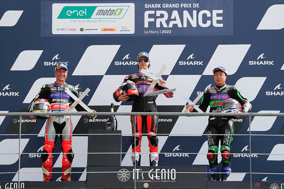 フランス大会レース1で表彰台を獲得したマッティア・カサデイ選手（中央）、2位のドミニケ・エガーター選手（左）、そして初の表彰台となる3位の大久保選手（右）