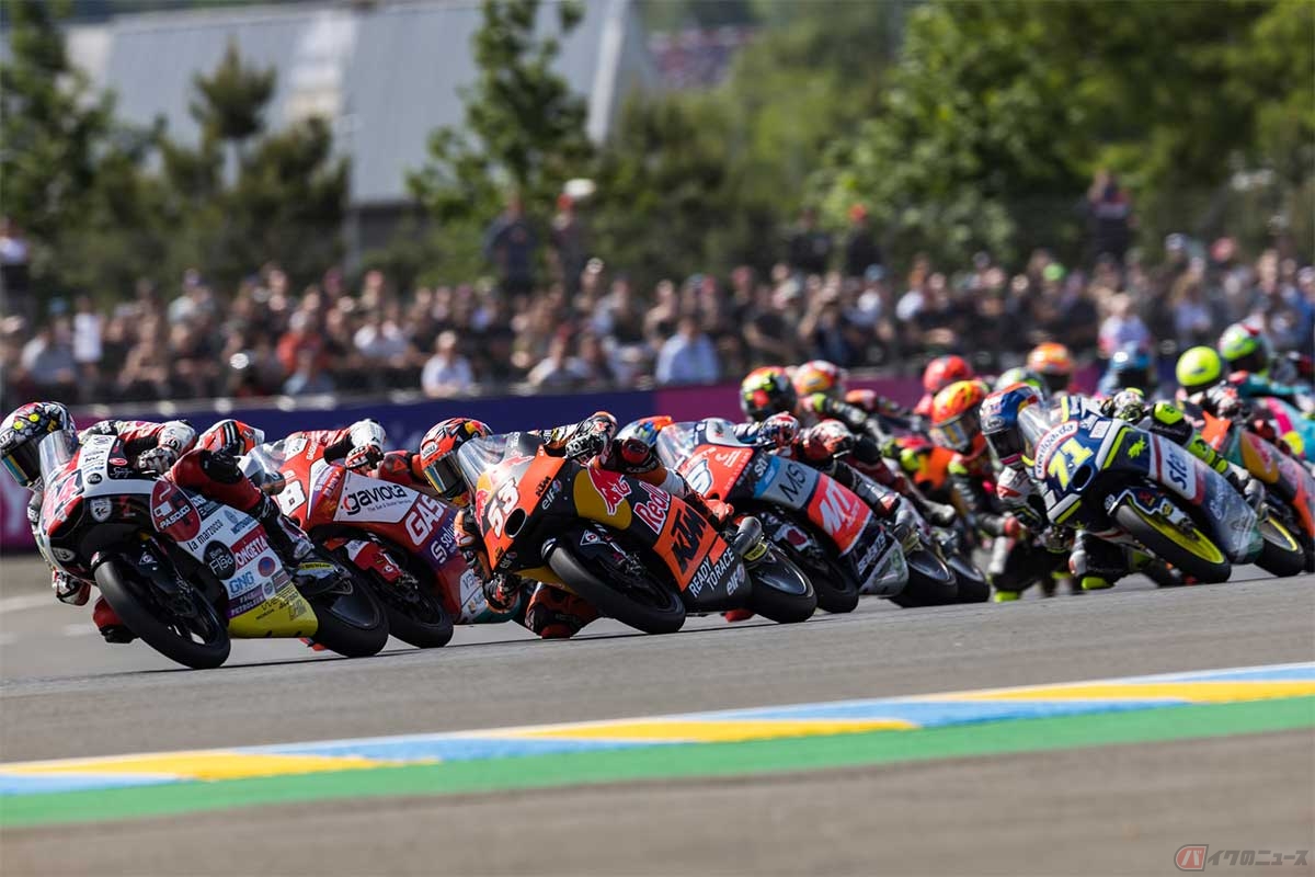 混戦になりやすいMoto3クラスのレース。佐々木選手(#71)は少しずつポジションを上げていった