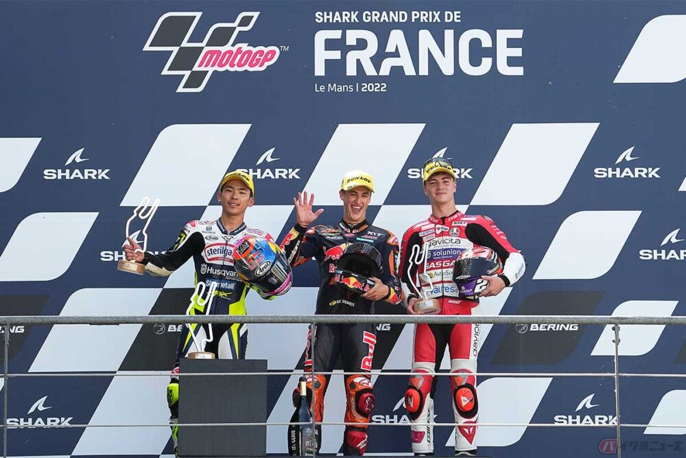 フランスGPで優勝したジャウメ・マシア選手（KTM／中央）、2位の佐々木選手（ハスクバーナ／左）、3位のイザン・ゲバラ選手（GASGAS／右）