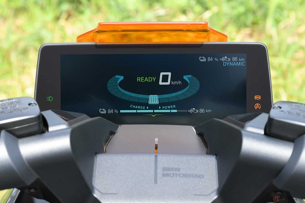 メーターには10.25インチのTFT液晶カラーディスプレイを装備。ハンドルスイッチの操作によって各種インフォメーションの表示切替、機能選択、設定などが可能