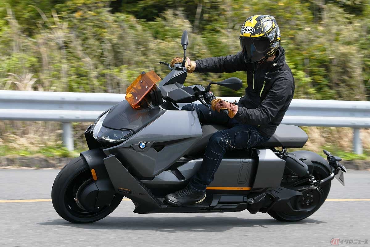 怒涛の加速だけではなく、スロットルを戻した時の減速も調整できるのは電気モーターならでは。その味付けはモーターサイクルを作り続けてきたからこそ成せる業