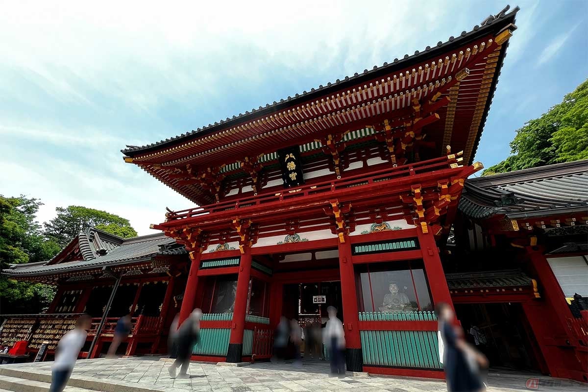 奥州を平定した源頼義が源氏の氏神である京都の石清水八幡宮を鎌倉に祀った鶴岡八幡宮。鎌倉を代表する史跡のひとつ