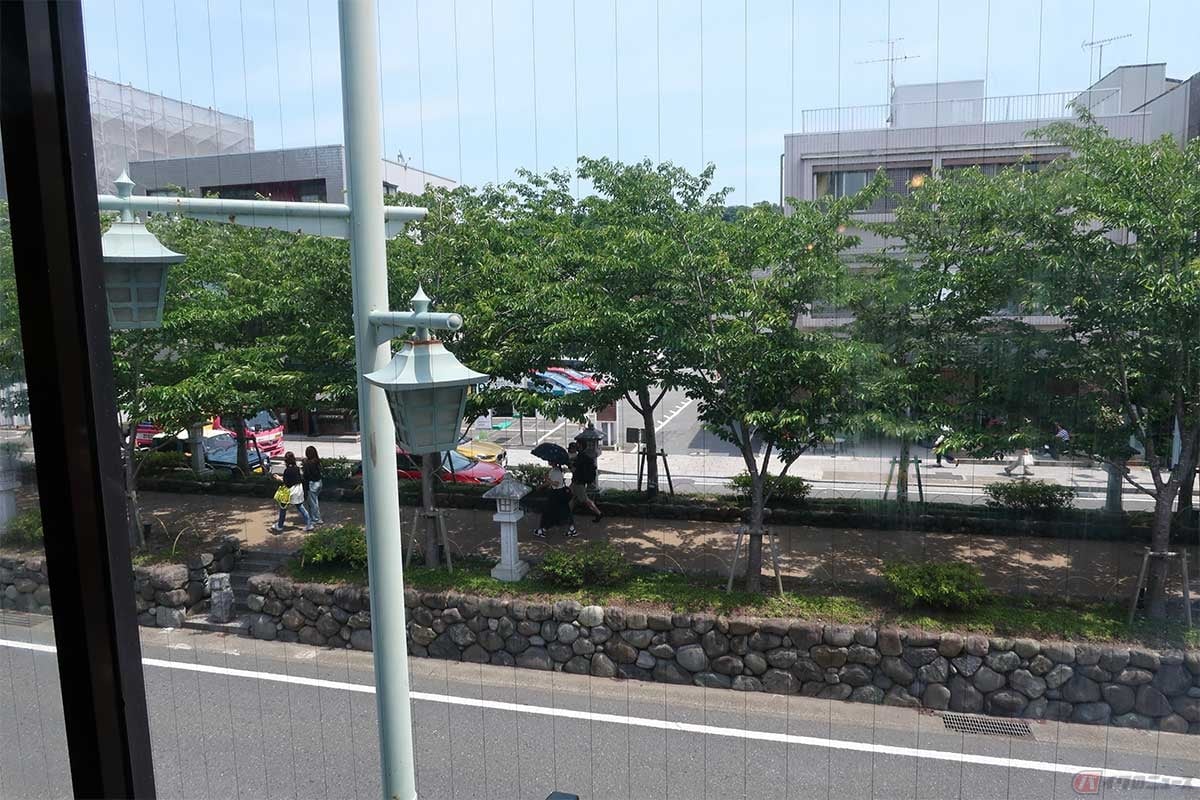 若宮大路に面したビルの2階にある「鎌倉お昼ごはん」。窓からは参道が見える。鶴岡八幡宮の入り口まで徒歩2分というロケーション