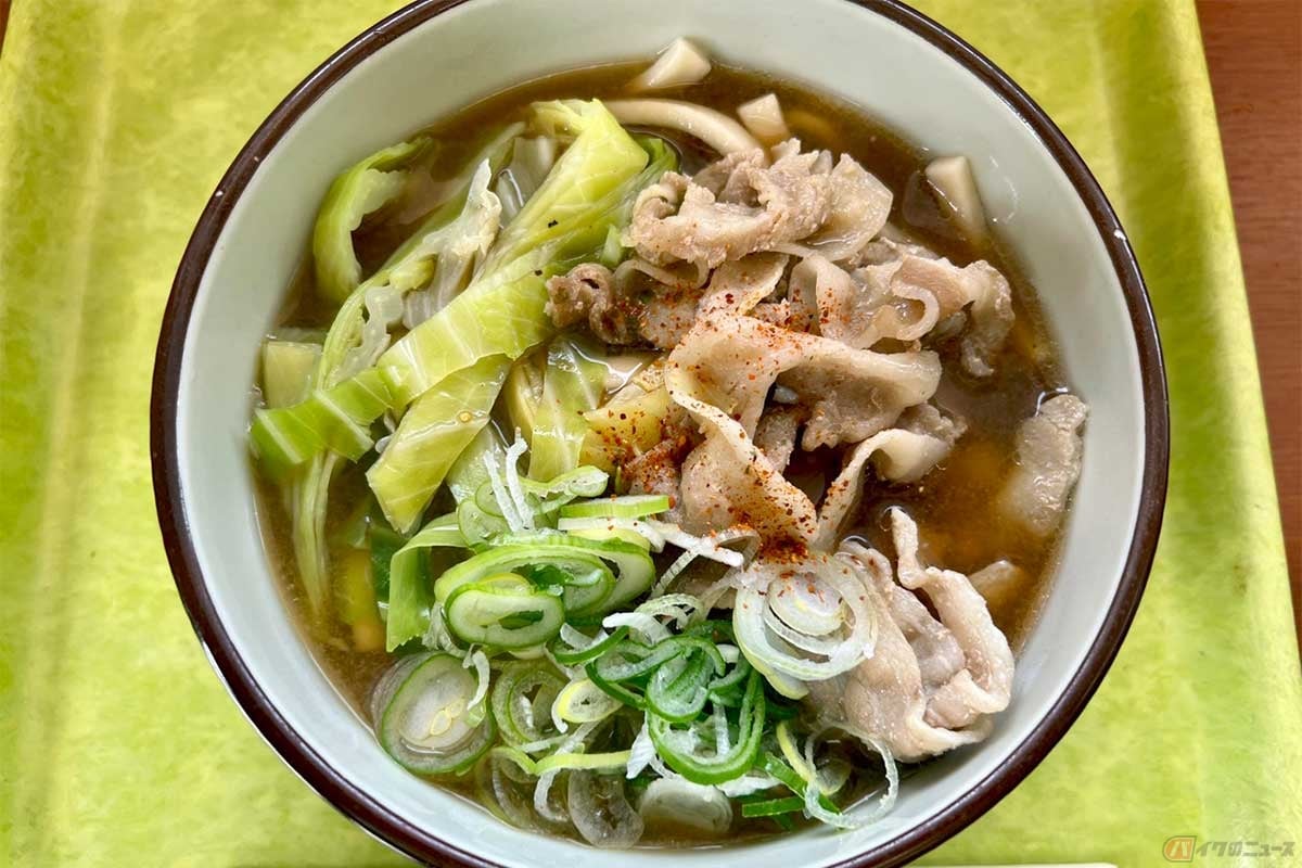 中央道「初狩PA」(下り)でいただく「吉田のうどん」(580円)。甘辛く煮た豚肉と茹でキャベツ、刻みネギなどと共に硬めの太麺をすする。食べ応え抜群の吉田のうどんは、「初狩PA」の上り、下り施設ともに提供されている