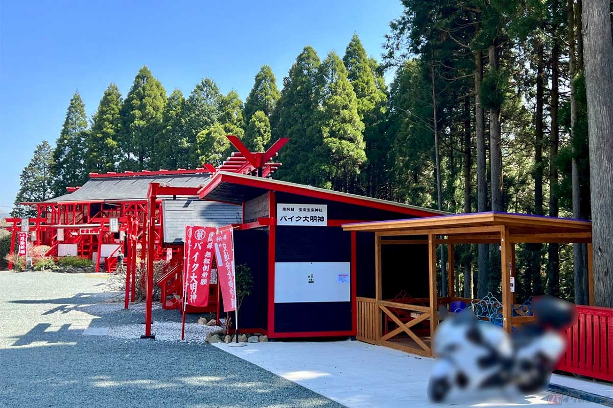 昨今「バイク神社」や「オートバイ神社」と呼ばれるスポットが増えてきたが、「宝来宝来神社」には「バイク大明神」あり。綺麗に舗装された駐輪スペースも用意されていた