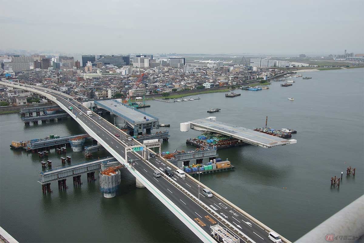 既設橋の横で進められる、高速大師橋の造り替え ※写真下が川崎方面(提供:首都高速道路㈱、撮影:㈱共映 )