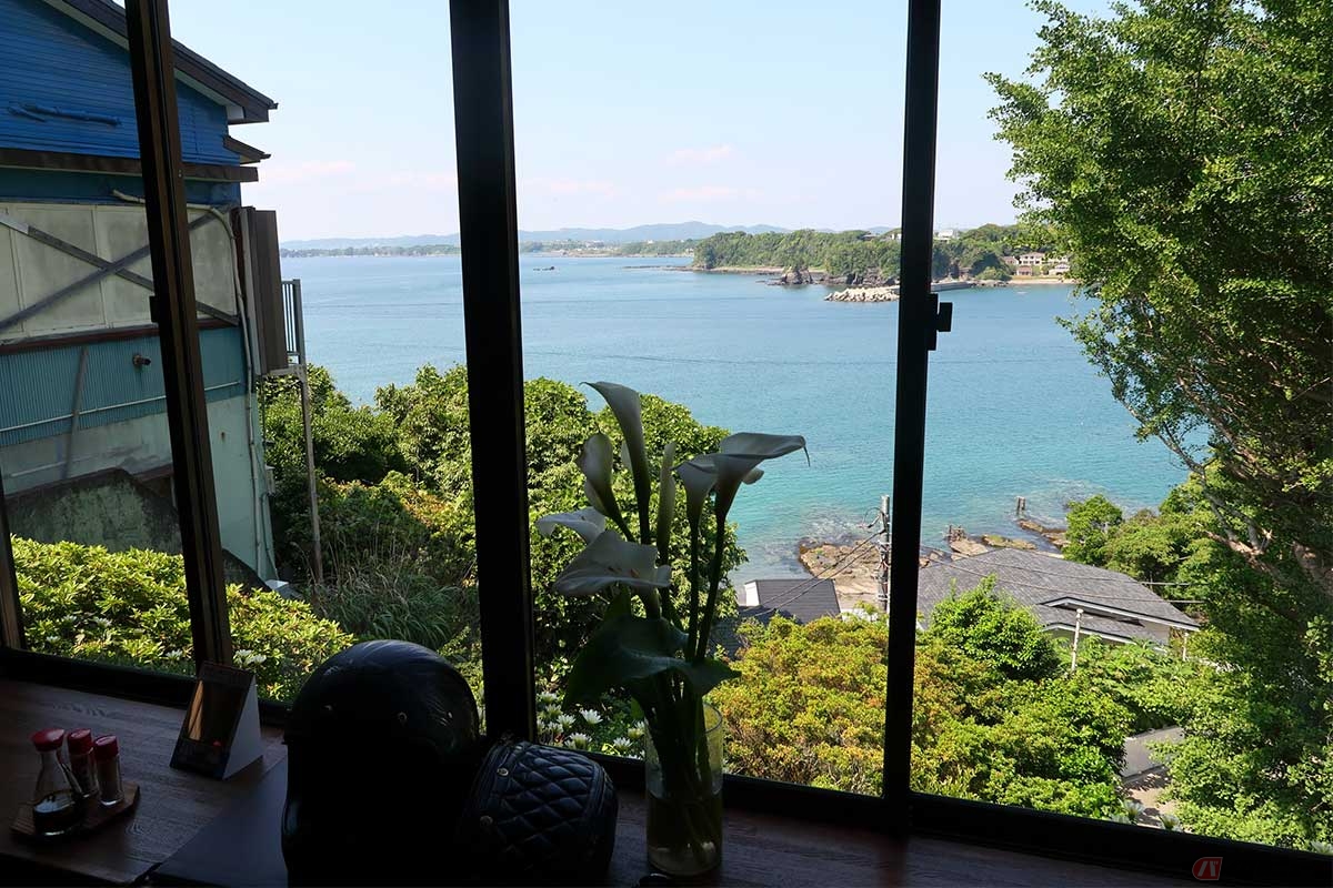 「あじろ亭」の店内からは小網代湾と三浦半島の絶景が望める。秋から冬にかけては富士山が綺麗に見える