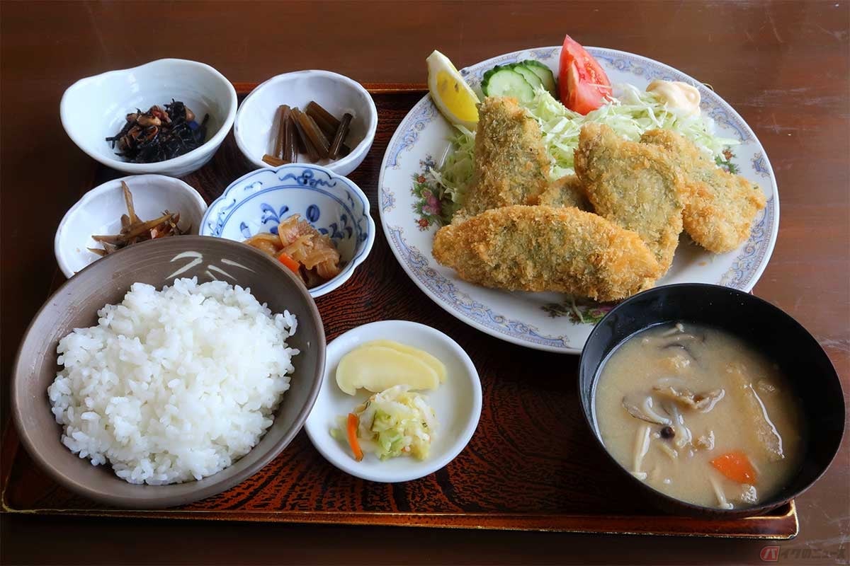 「あじろ亭」の「あじフライ定食」(1700円)。小鉢が4つにご飯、具沢山のみそ汁、漬物などたくさんの器が並ぶ
