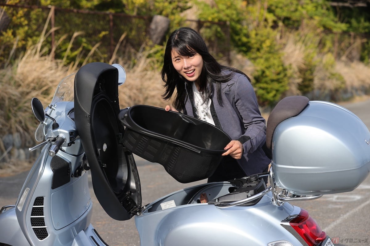 のシート下を開けてガバっと内装を持ち上げるとたしかに「鉄のかたまり」