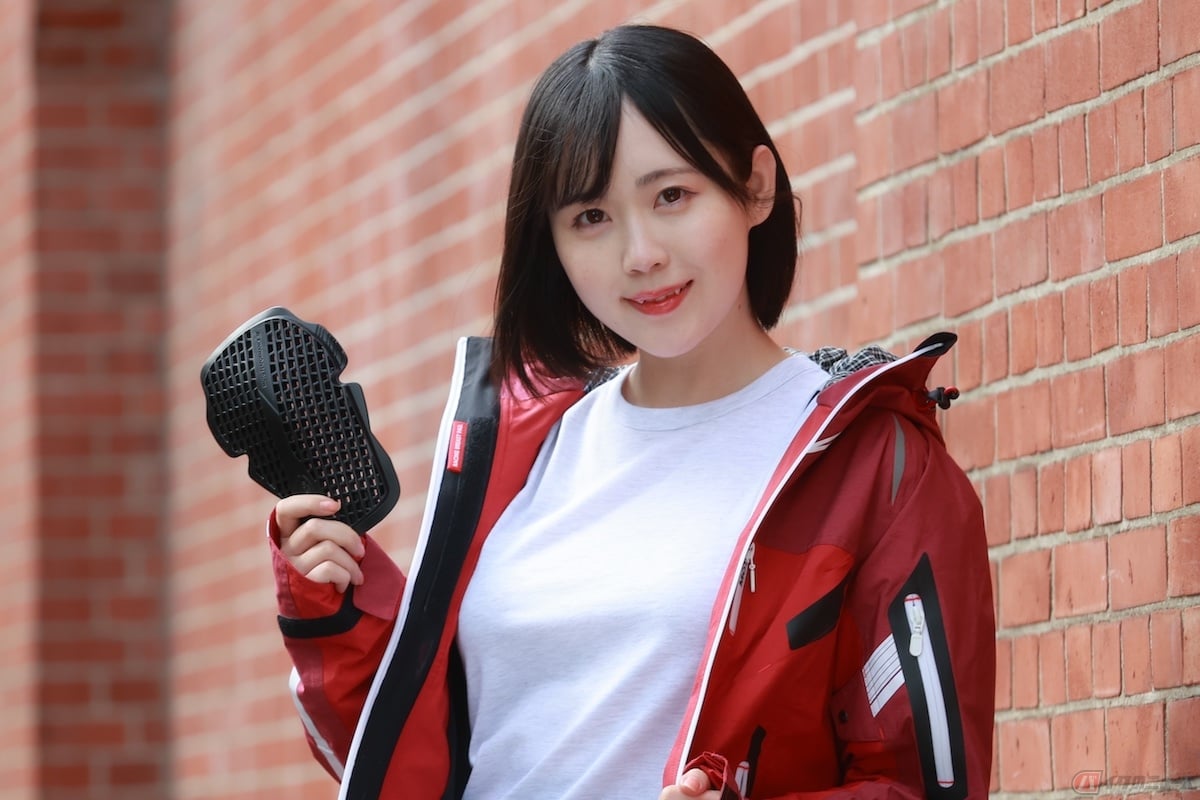 肩と肘にプロテクター(K-4604 Thin CEプロテクター)、背中にソフトパッド(K-4361 ベンチレーションソフトパッド)が標準装備されている