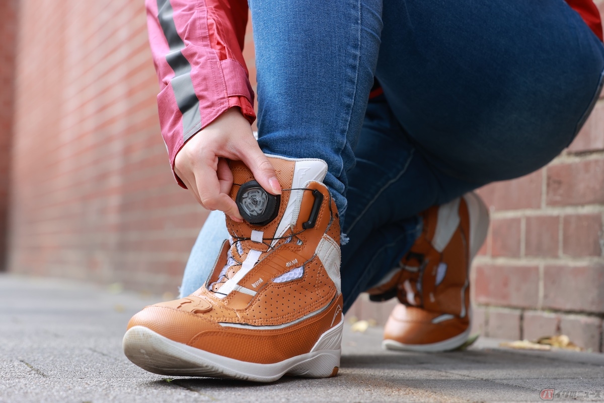 グローブをしたままでもワイヤーを微調整できるBOAダイヤルを採用