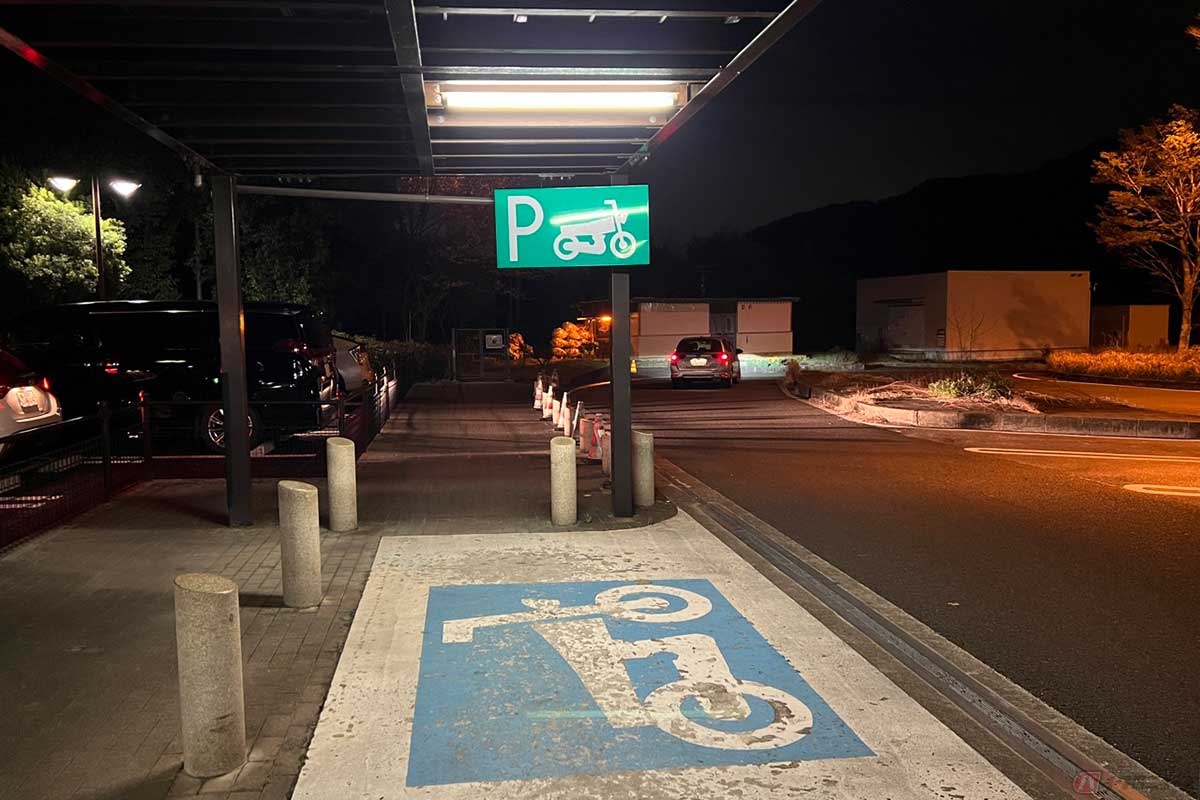 屋根付きの2輪専用駐車スペースが確保されている