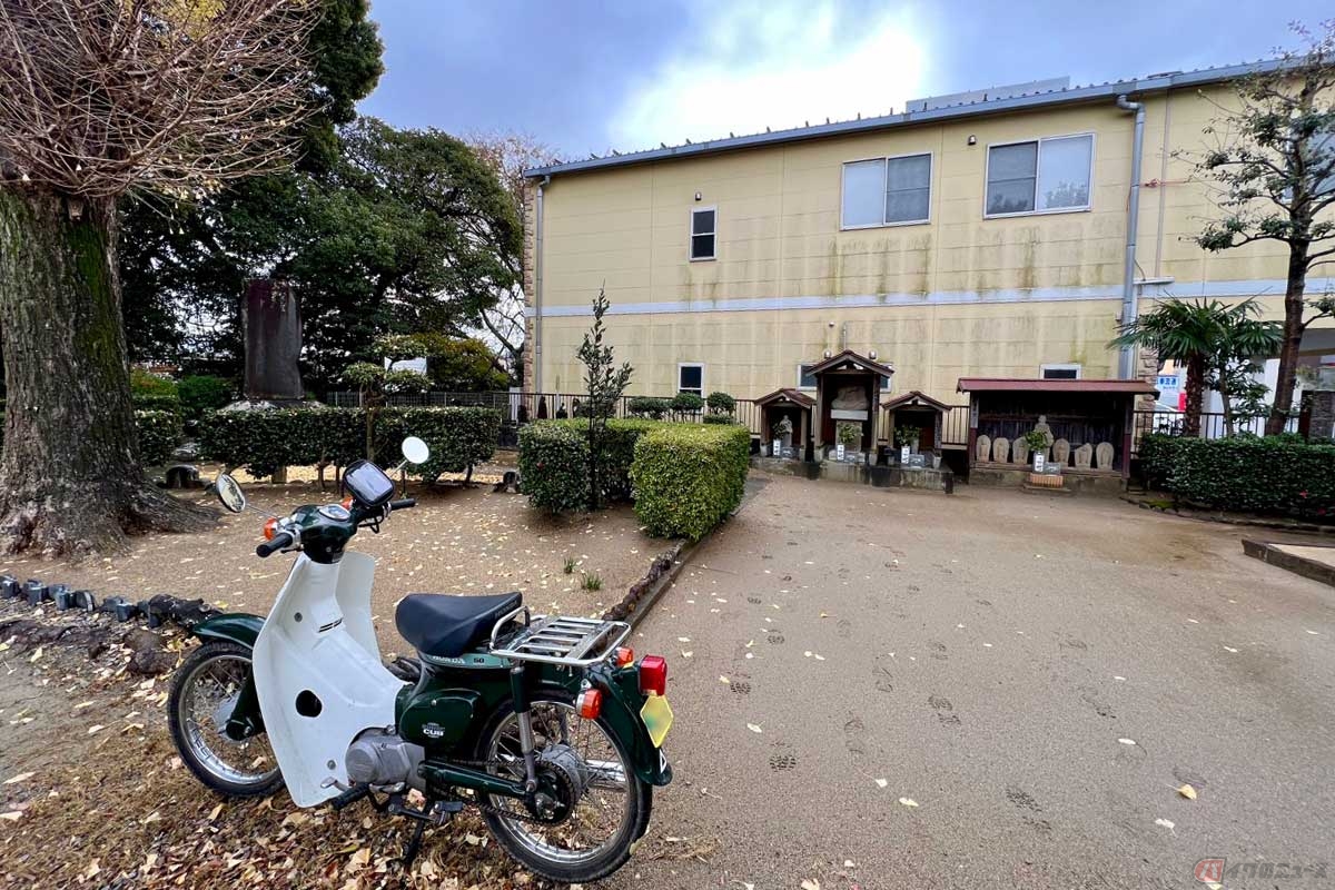 浜松市中区鹿谷町にある「犀ヶ崖資料館」を訪問。バイクや車の駐車スペースもあり、ゆっくり見学することができた