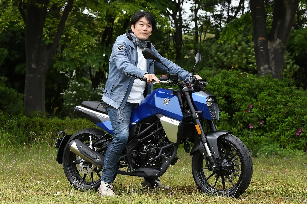 シート高は810mmで、身長171cmの筆者(山田弘樹)は問題なく両足が地面に着いた