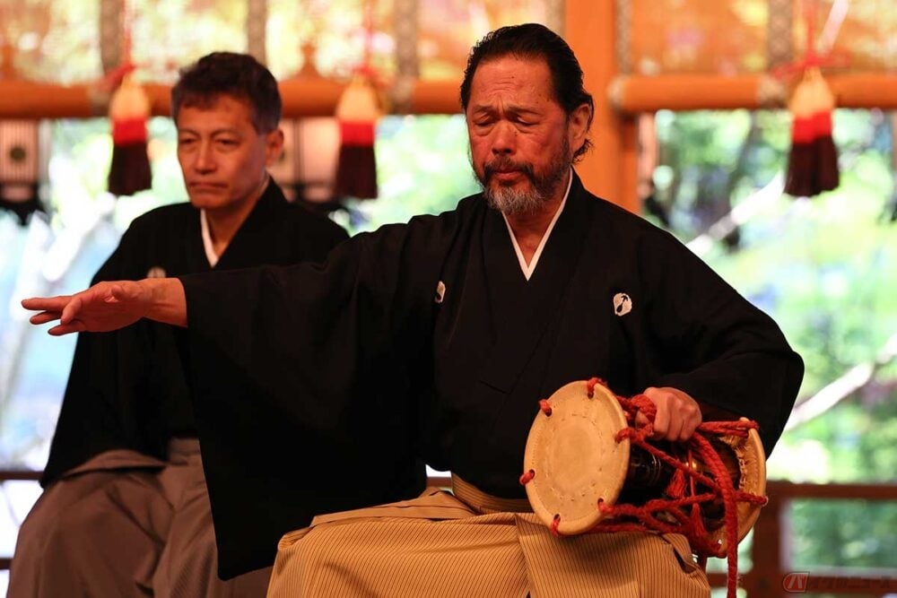 『二輪睦・八咫烏』の会長で能楽師の大倉正之助さん。毎年、熊野詣を行ない、大鼓の演奏を奉納している