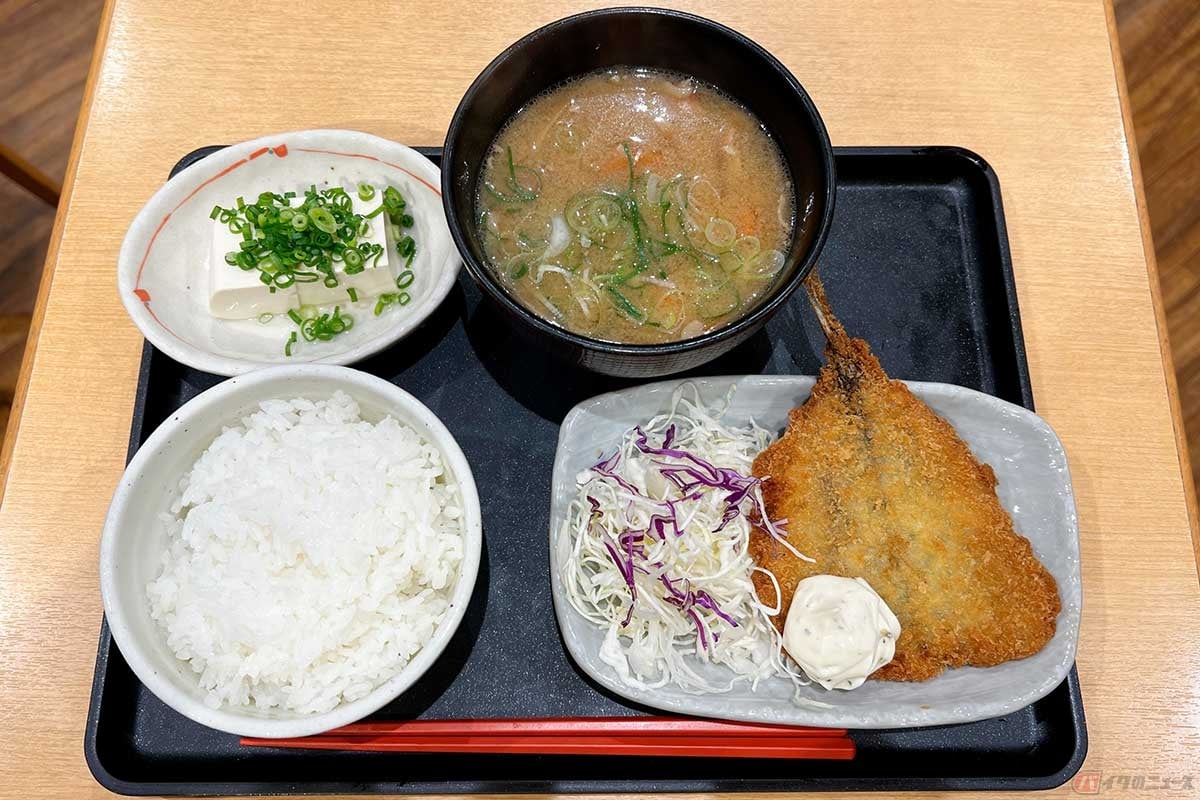 伊勢湾岸道「刈谷PA」(上り)のフードコート「ごはんやODAIDOKORO」で見つけた「大アジフライと豚汁定食」は、大アジフライの存在を上回るボリュームのある豚汁が美味しかった