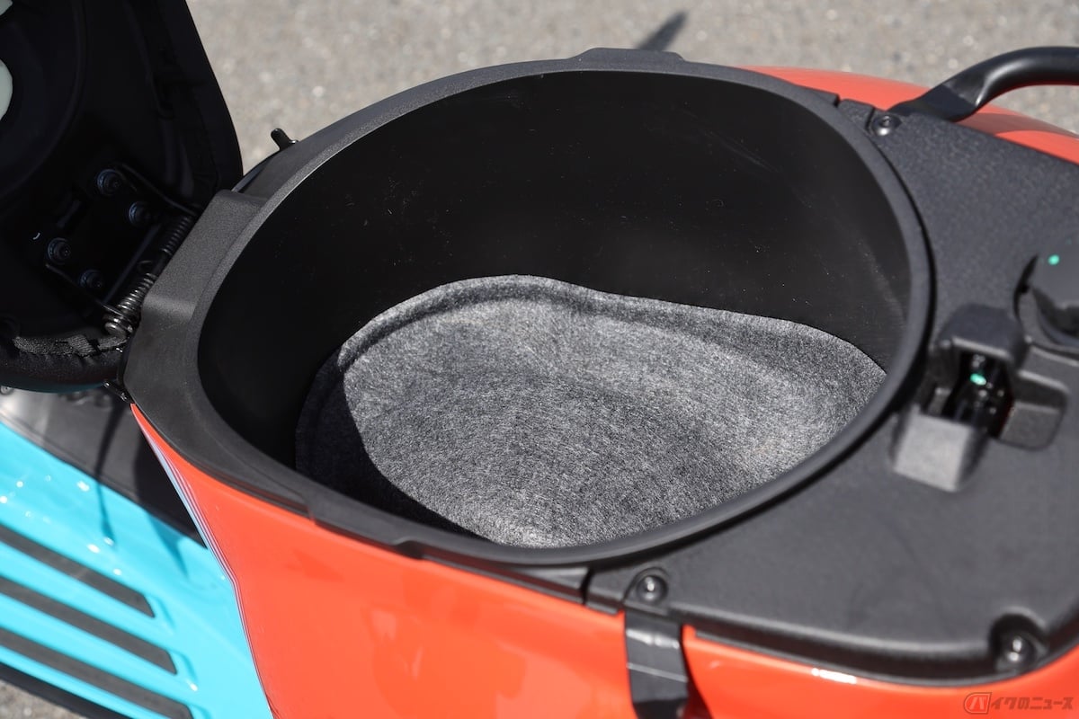 シート下には、トランクを装備