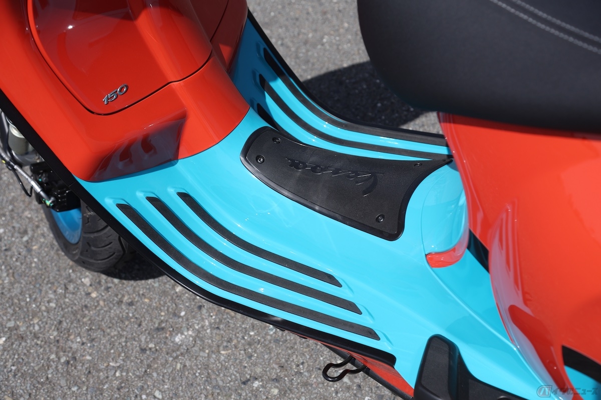 ステップボードやグリップにも「Vespa」マークが入っていて、隅々までこだわりを感じる