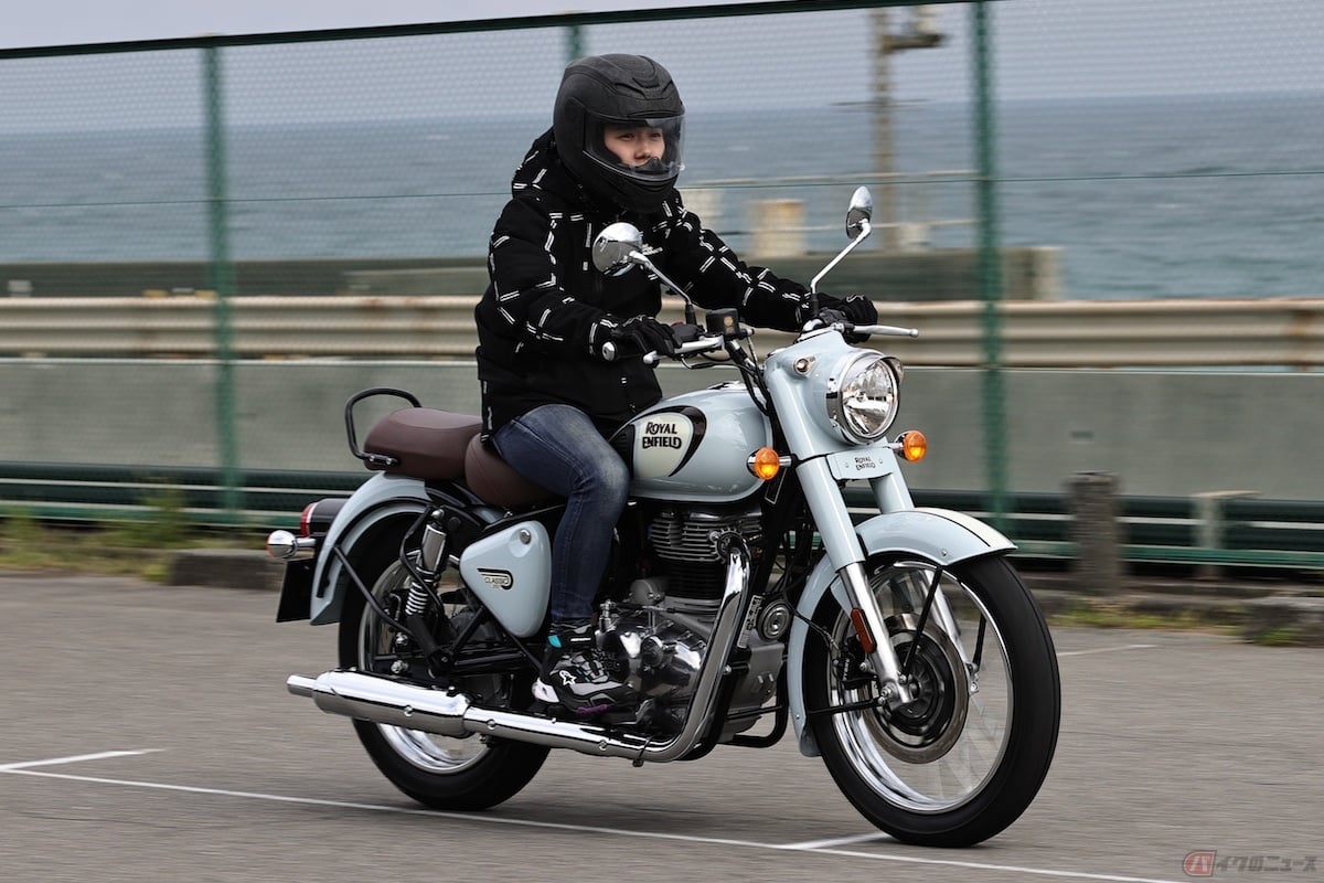 アクセルを回すとトンっとバイクを後ろから軽く押されたようなパワーを感じる