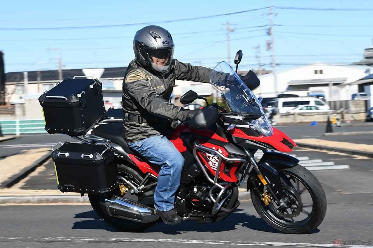 ホンダ「CB190X」に乗る筆者(佐賀山敏行)