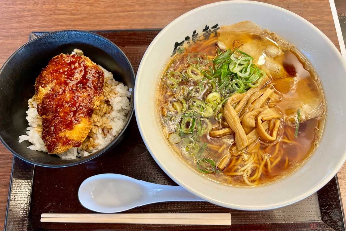 北陸道「賤ケ岳SA」(上り)でオーダーした「ダイコウ醤油ラーメンとミニソース鶏かつ丼」(1250円)は、スープにダイコウ醤油を使用した、シンプルな具材が好印象のラーメン。ミニ鶏かつ丼の組み合わせでボリュームも満足