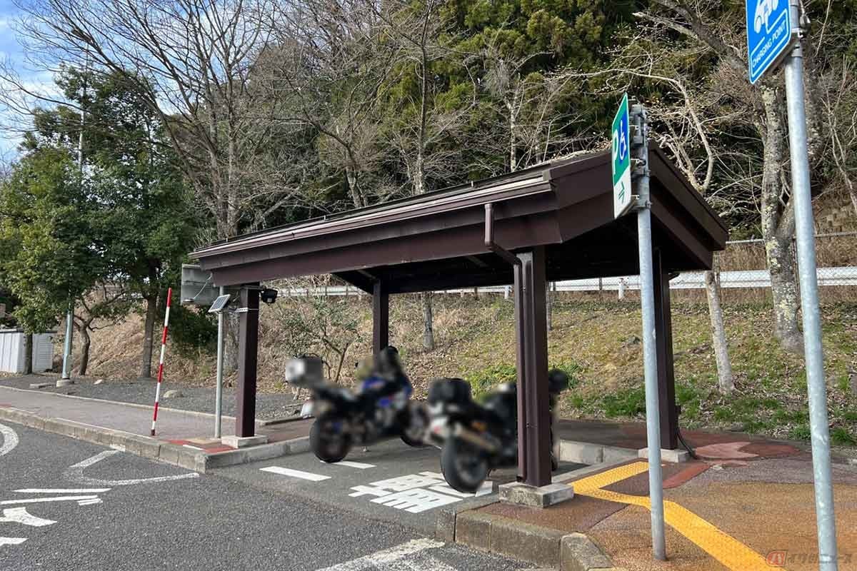 バイク3台分程度の小スペースながら、屋根付きの2輪専用駐車スペースも確保されている