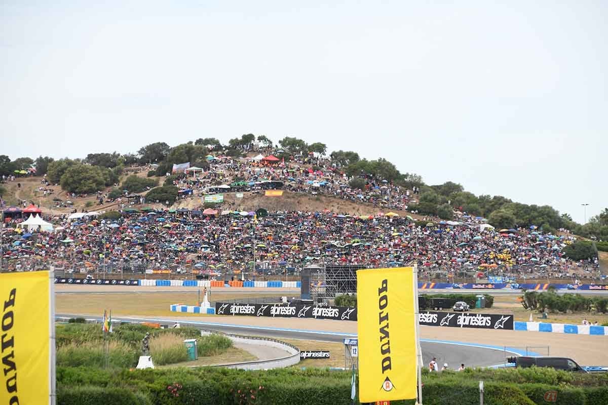 サーキットを見下ろす丘の斜面は観衆で埋め尽くされていた。3日間の総観客数は、16万3479人と発表されている