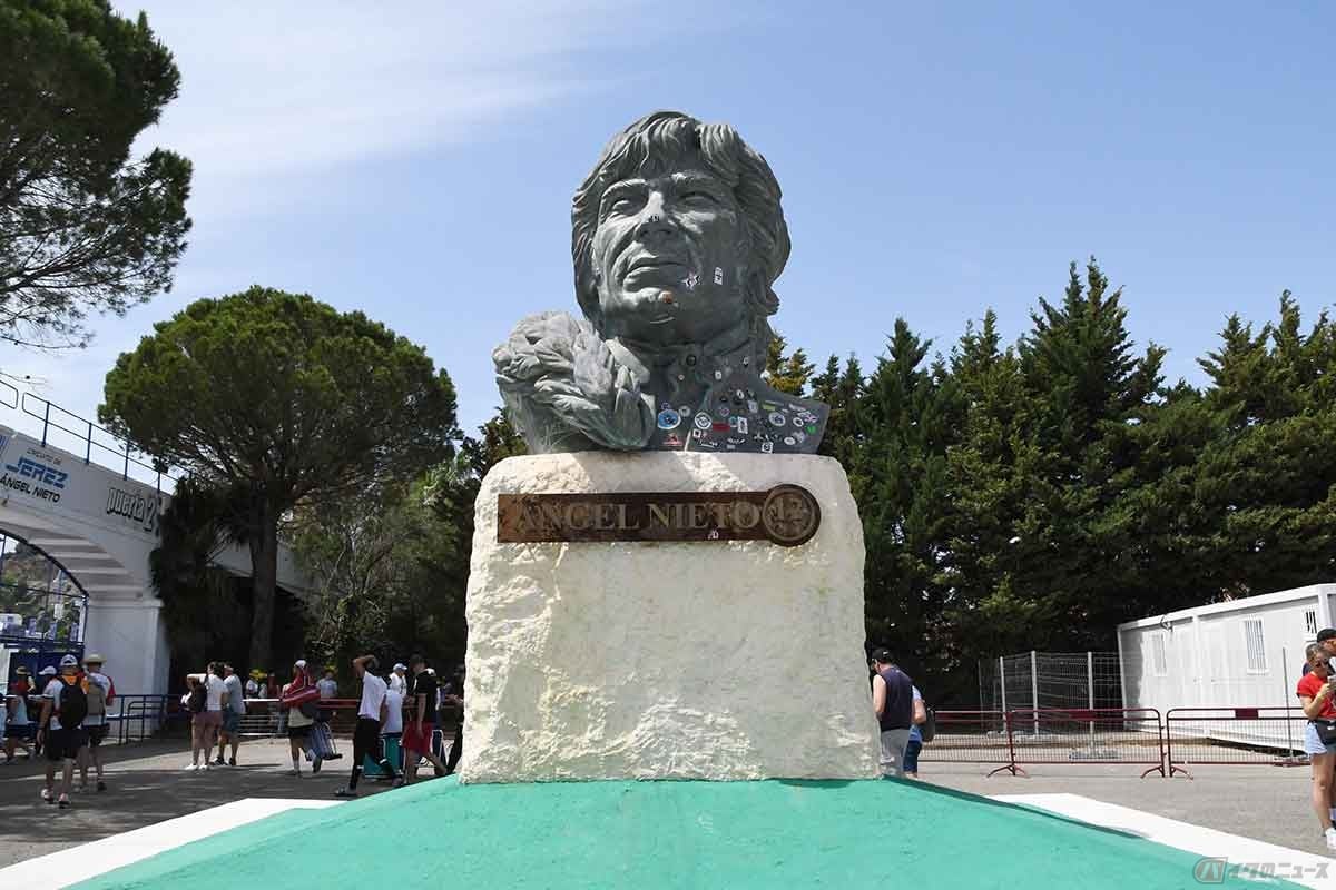 アンヘル・ニエトの像。1960年後半から1980年代にかけて小、中排気量クラスで活躍したライダーで、125ccクラスで13度のチャンピオンを獲得した。2017年に交通事故により死去。2018年、功績が称えられ、サーキットが「ヘレス・サーキット‐アンヘル・ニエト」に改名された