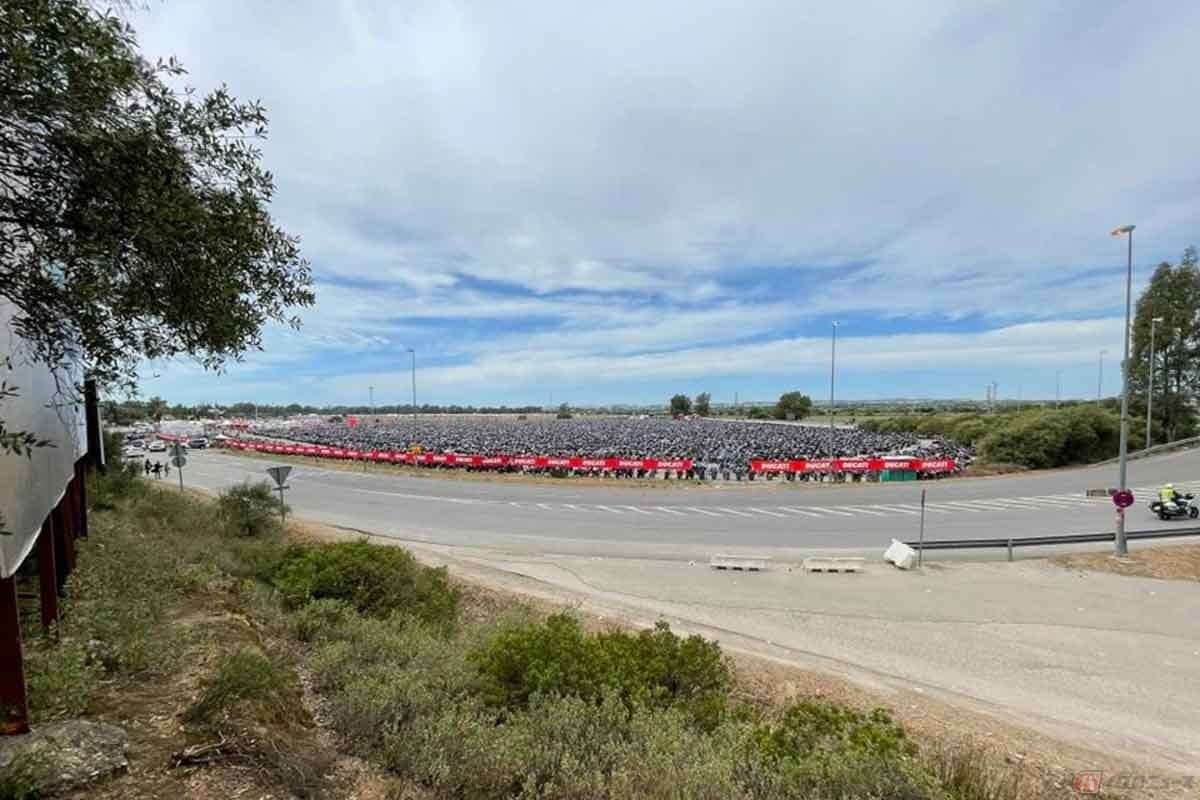 広大なバイク駐輪場。もはやバイクが停まっていることが分からないくらい小さくなってしまったが、ここまで引かないと全景を捉えることはできなかった。どれだけバイクによる来場者数が多いのかが分かる