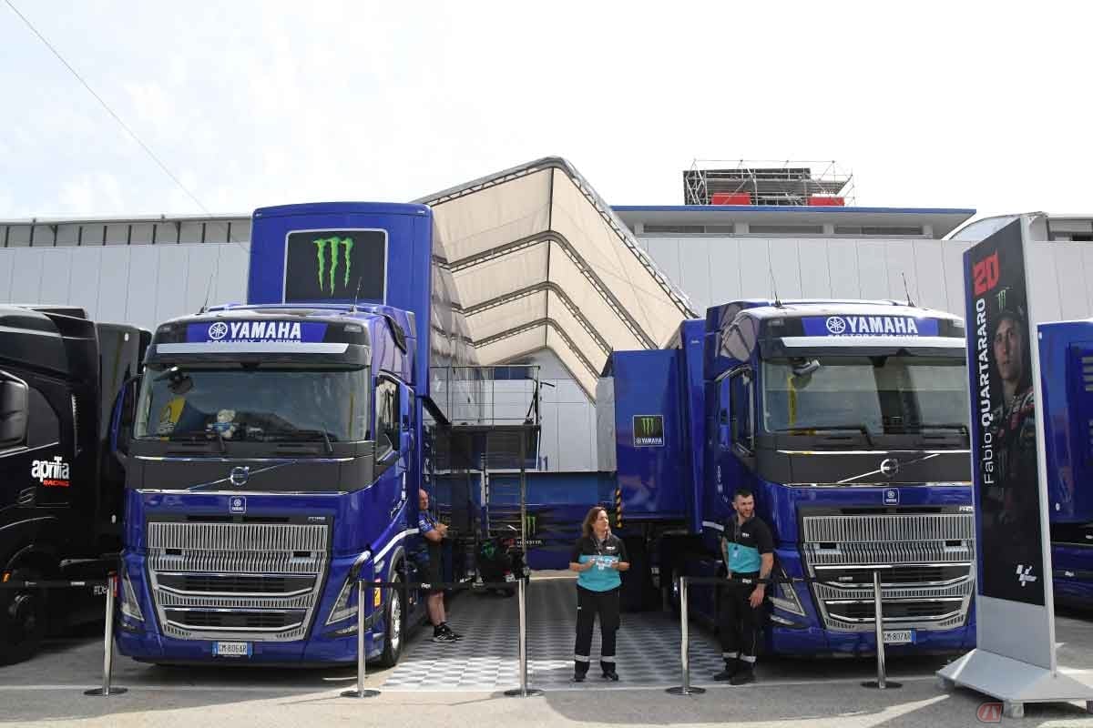 モンスターエナジー・ヤマハMotoGPのトレーラー。2台のトレーラーを屋根がつないでいる