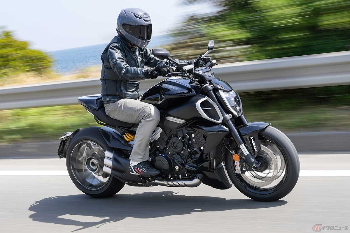 ドゥカティ新型「Diavel V4」に試乗する筆者(中村友彦)