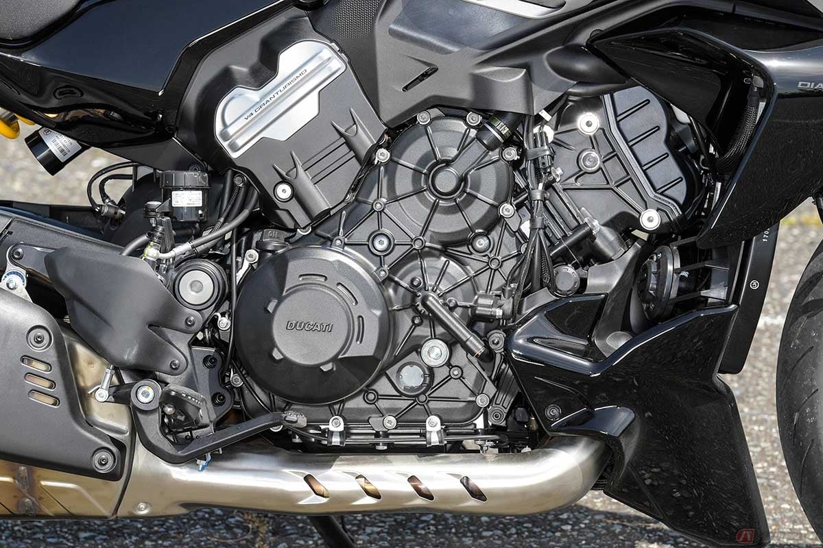 排気量1158ccのV型4気筒「V4グランツーリスモ」エンジンを搭載。最高出力168ps(124kW)/10750rpm、最大トルク12.8kgm(126Nm)/7500rpmを発揮する