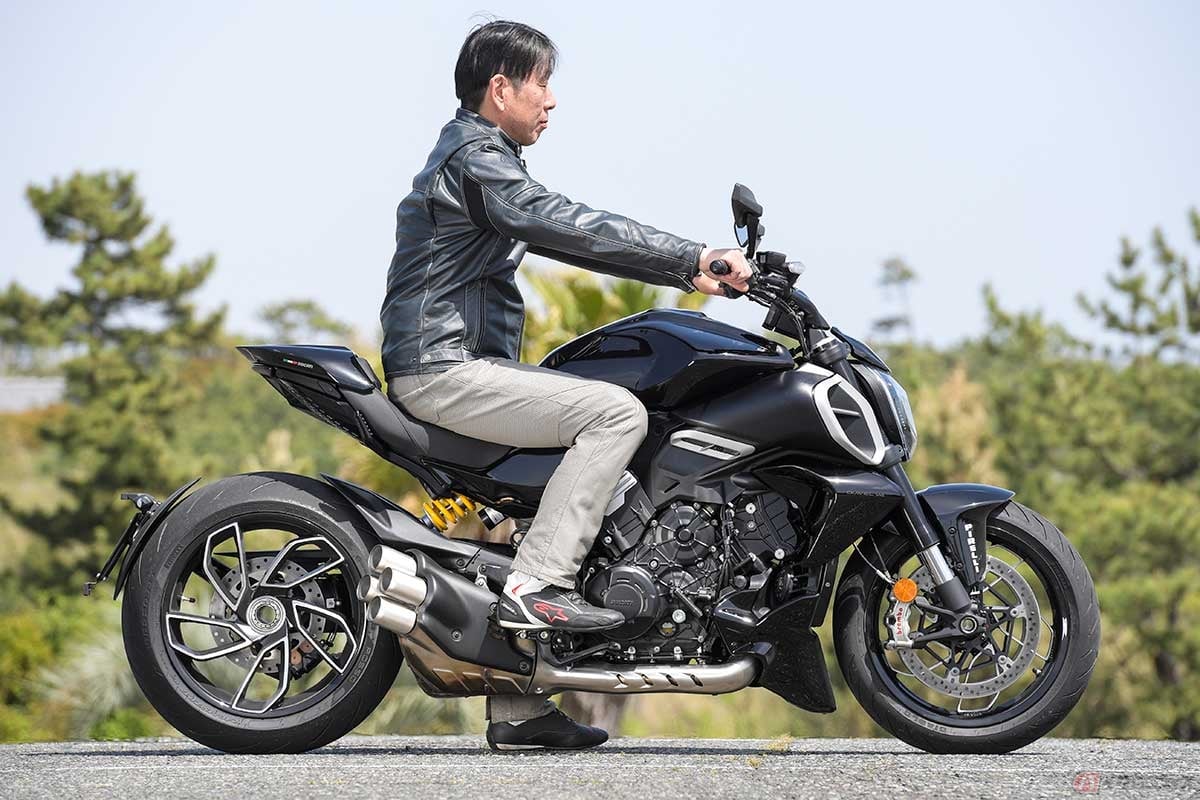 身長182cmの筆者(中村友彦)がシート高790mmの車体にまたがった状態。乗車姿勢もクルーザーと言うより、昔懐かしいビッグネイキッドに近い印象