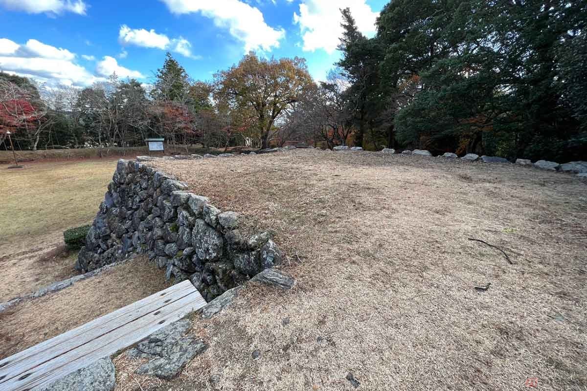 2009年から2015年に実施された丘陵全体の測量調査と発掘調査によって、「二俣城」の構造が明確になった