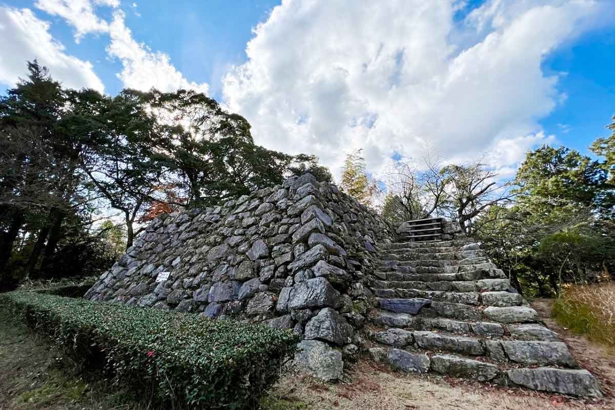 本丸の最奥にある天守台の石垣は、豊臣方の勢力下にあった堀尾氏の領有時期(1590~1600年)に築かれたものと考えられている