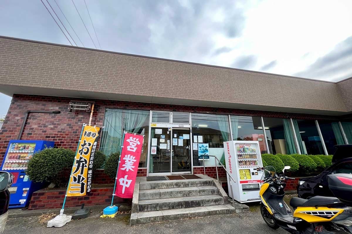 「24丸昇小見川店」は店の前だけでなく、隣の敷地に広い駐車場やトイレも備わっている。店内では手作りのお弁当をレトロ自販機で販売しており、飲食スペースもある。ゲームコーナーにはレトロなゲーム機が多数
