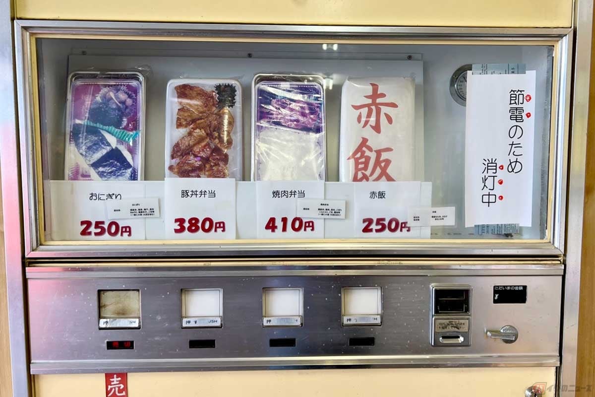 「ツガミ」製の弁当自販機はメニューも豊富。保温された調理済みの弁当を購入することができる