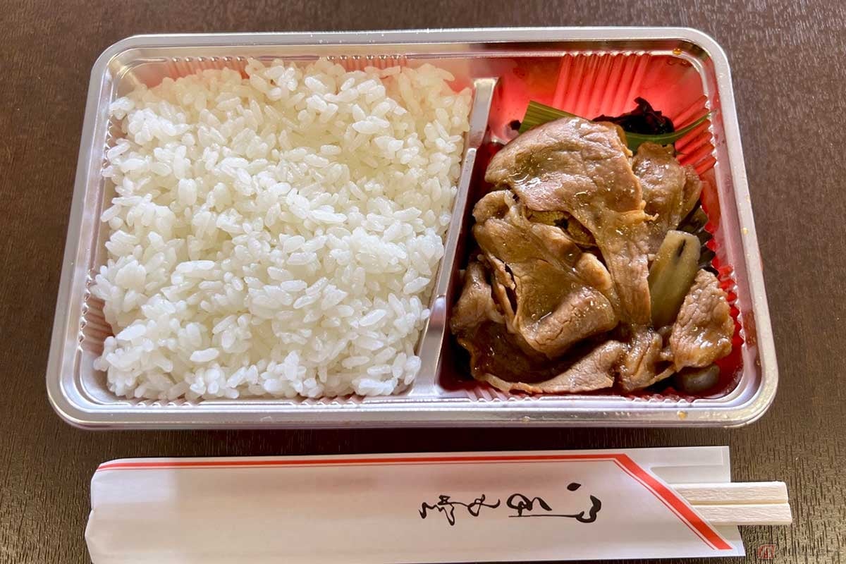 焼肉もさることながら、ご飯が美味しい。肉の影に隠れているが、ごぼうの煮物や昆布の佃煮も入っている