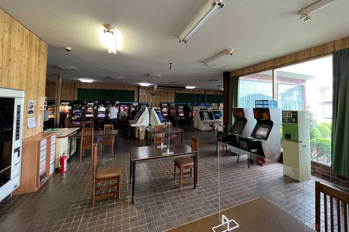 店の奥にはレトロなゲーム機が多数設置されたコーナーがある。地元の人たちが楽しそうにゲームをしていた