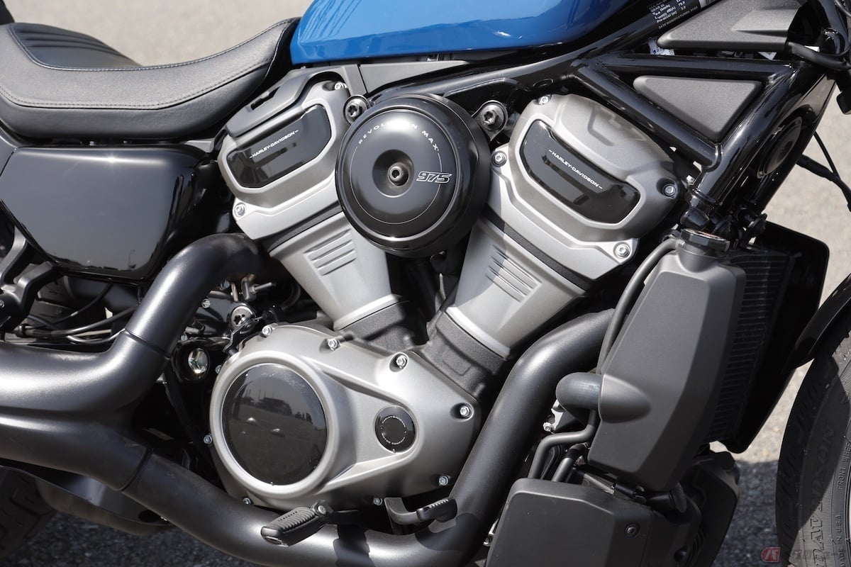 マットなシルバーとブラックで統一された排気量975cc Revolution Max 975Tエンジンを搭載