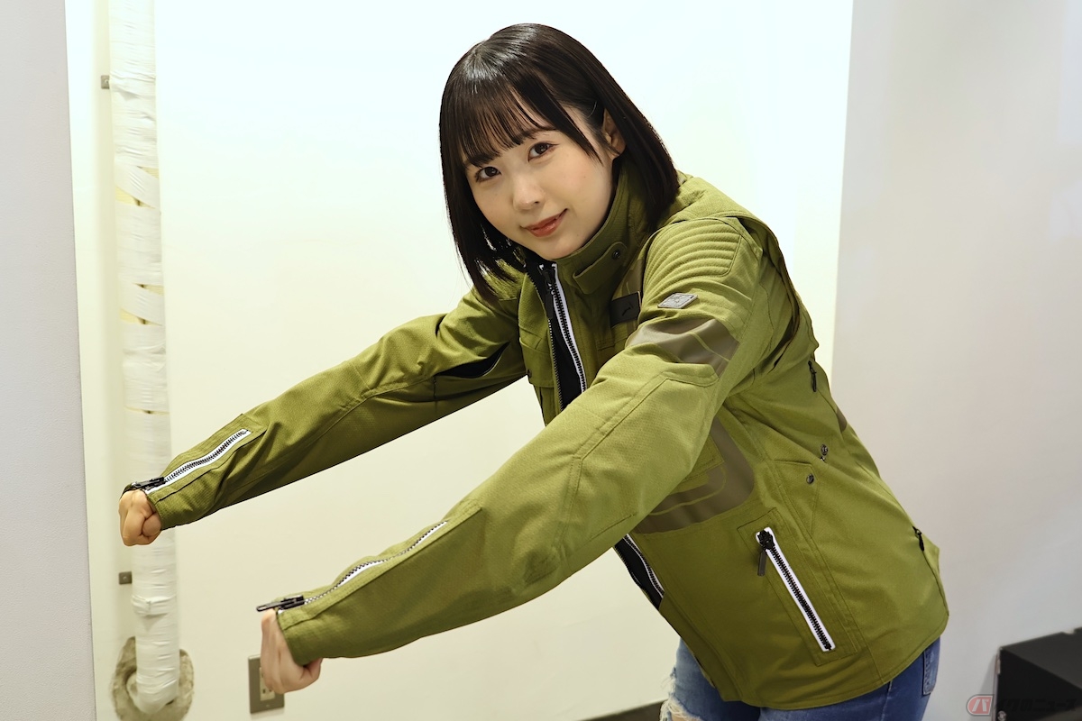 ジャケット選びのコツは、試着した時にライディングポーズをしてみて、袖や丈が短くないか確認すること