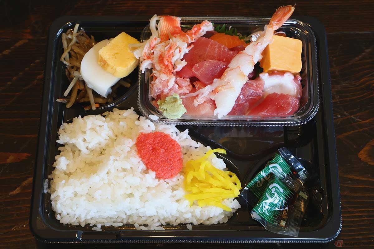 「うおへい商店」の一番人気となっている「おさしみ弁当」。刺身の量と種類は、見た目をはるかに超える