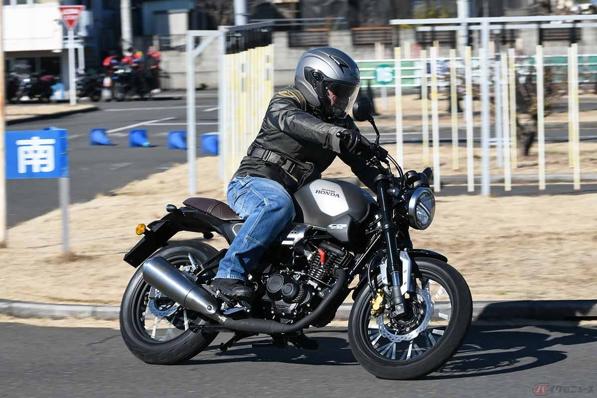 ホンダ「CB190SS」に乗る筆者(佐賀山敏行)