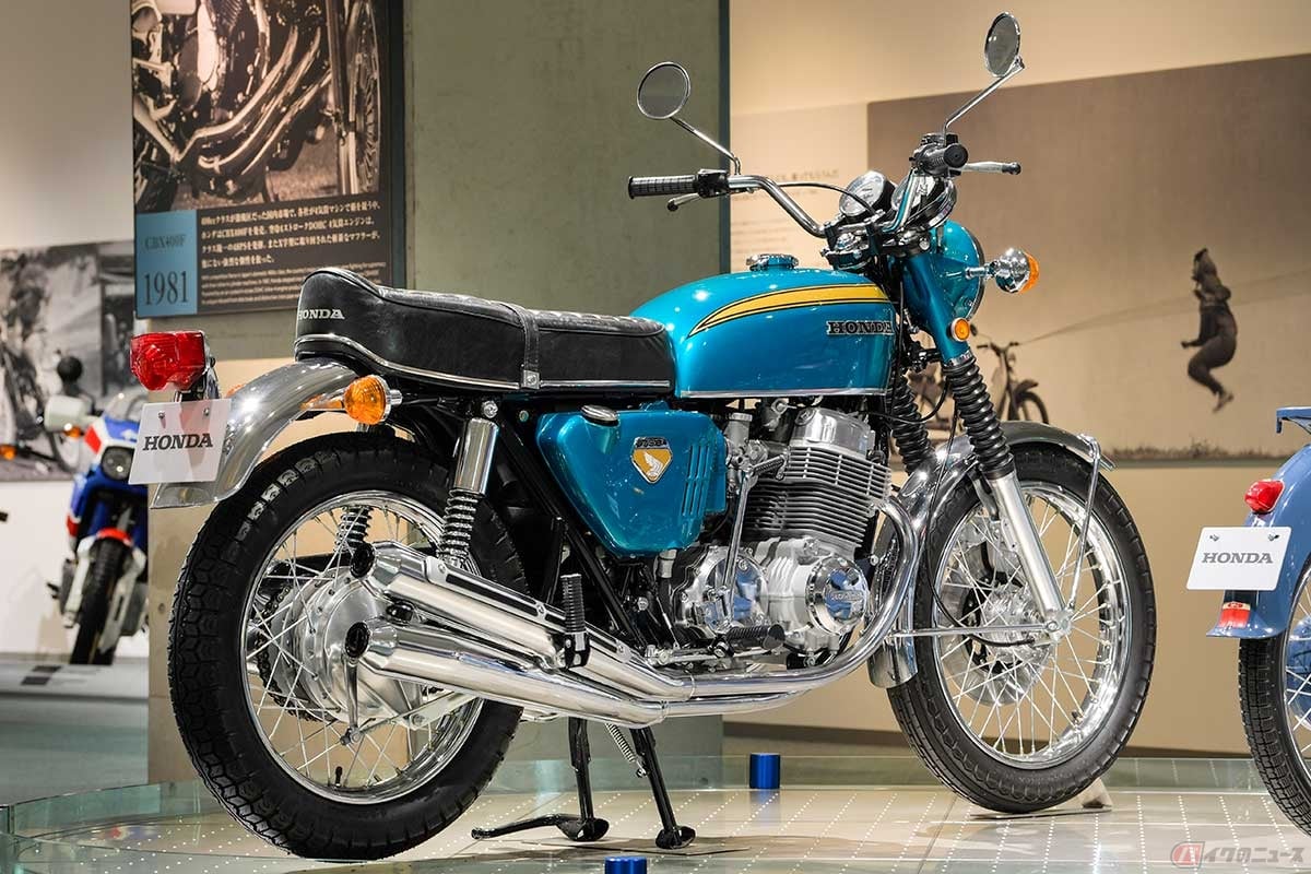 左右2本出しの4本マフラーが美しいホンダ「DREAM CB750FOUR」