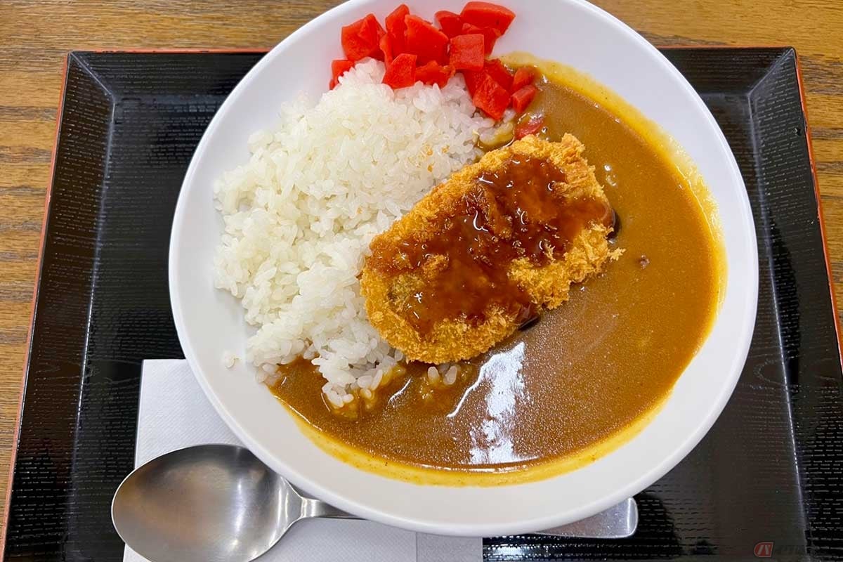 東名高速「中井PA」(下り)の「コロッケカレー」(800円)は、昔のレトルトカレー的な色合いと味わいのカレーライスといった印象。コロッケとの相性もよく、美味しくいただいた