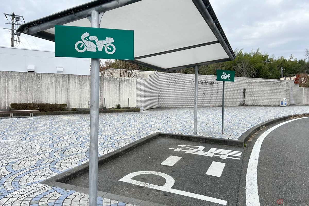 2輪専用の駐車スペースは建物の目の前に1カ所と、出口方面に屋根付きでもう1カ所確保されている