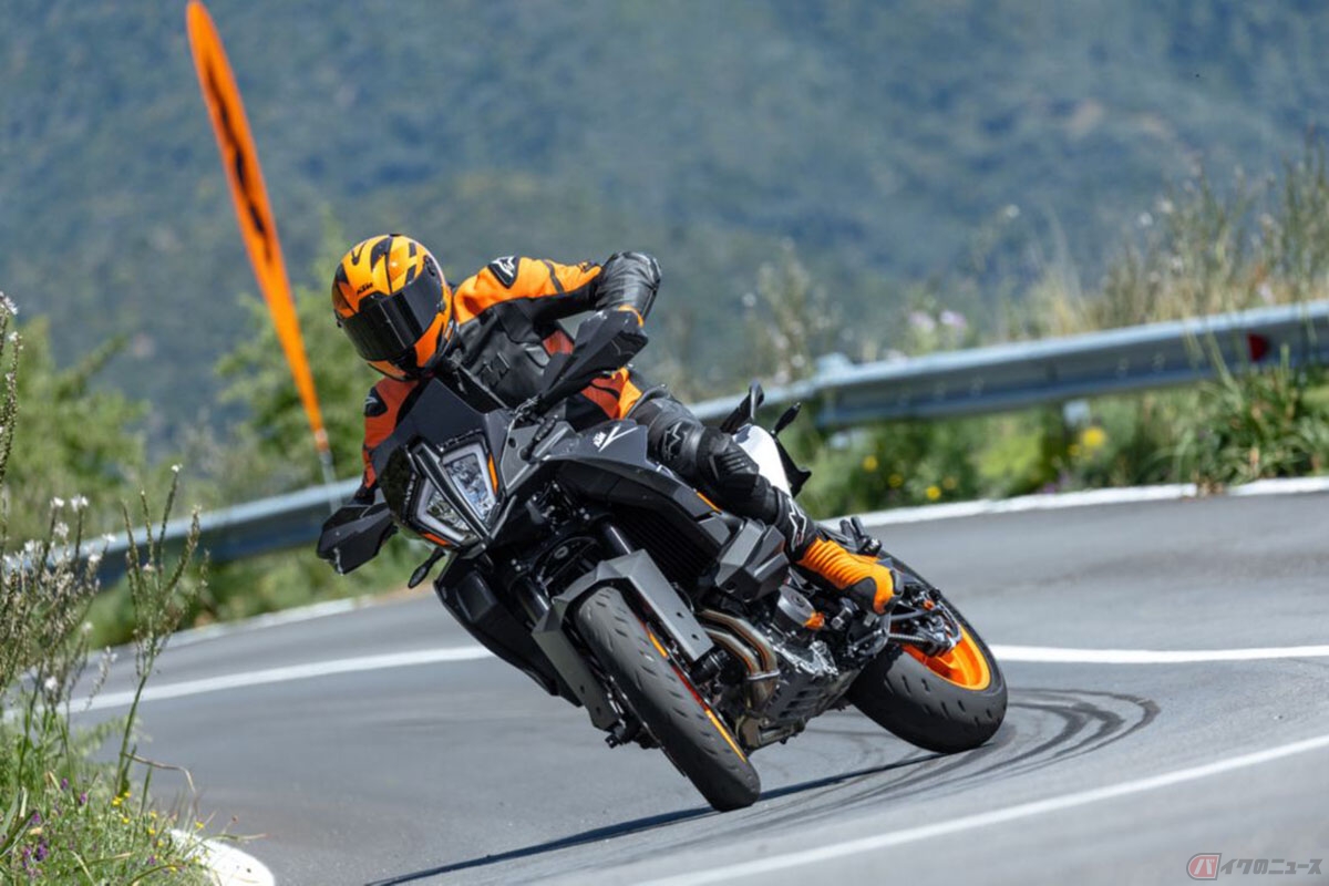 KTMの新型スーパーモトツーリング「890 SMT」